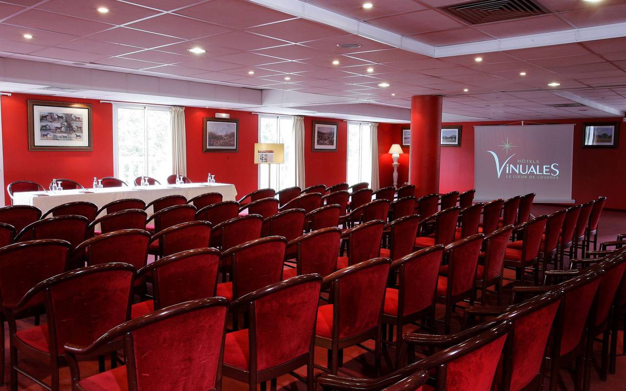 Spacious and well equipped seminar room for quality meetings, team building pyrenees, Hotel La Solitude.