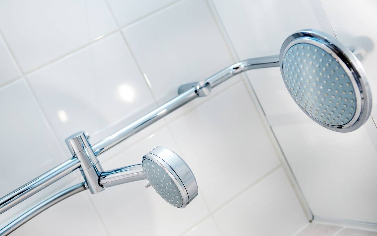 Shower head in the bathroom of the twin room, accommodation occitanie – Hotel la Solitude