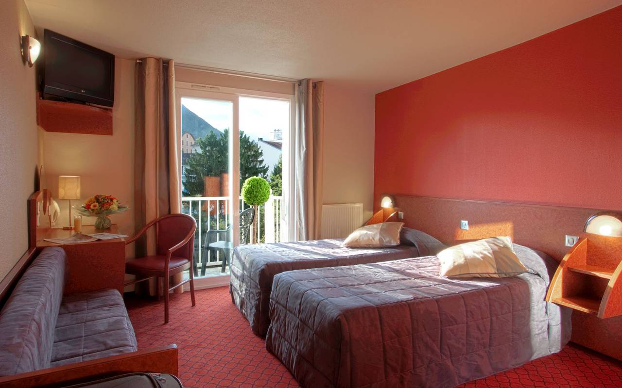 Spacious and bright room with two single beds, hotel pyrenees– Hotel la Solitude
