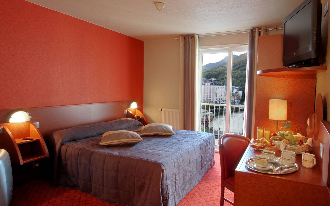 Double room with balcony and breakfast on the desk, hotel restaurant lourdes, hotel La Solitude.