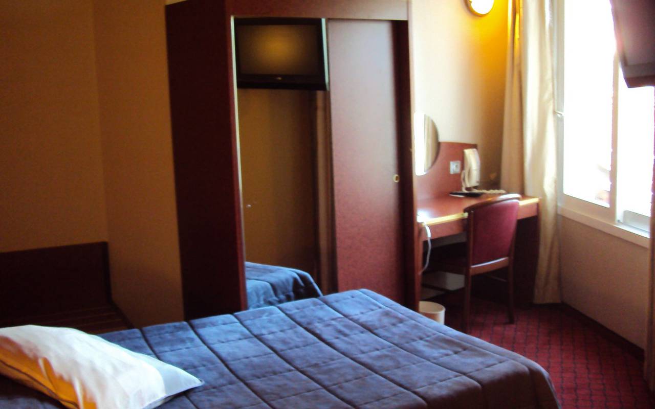 Single room with cupboard and desk,, hotel occitanie, Hotel La Solitude.