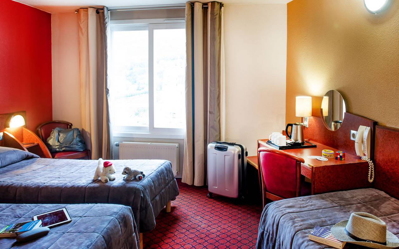 Triple room with 3 single beds and desk, vacation lourdes, Hôtel La Solitude.