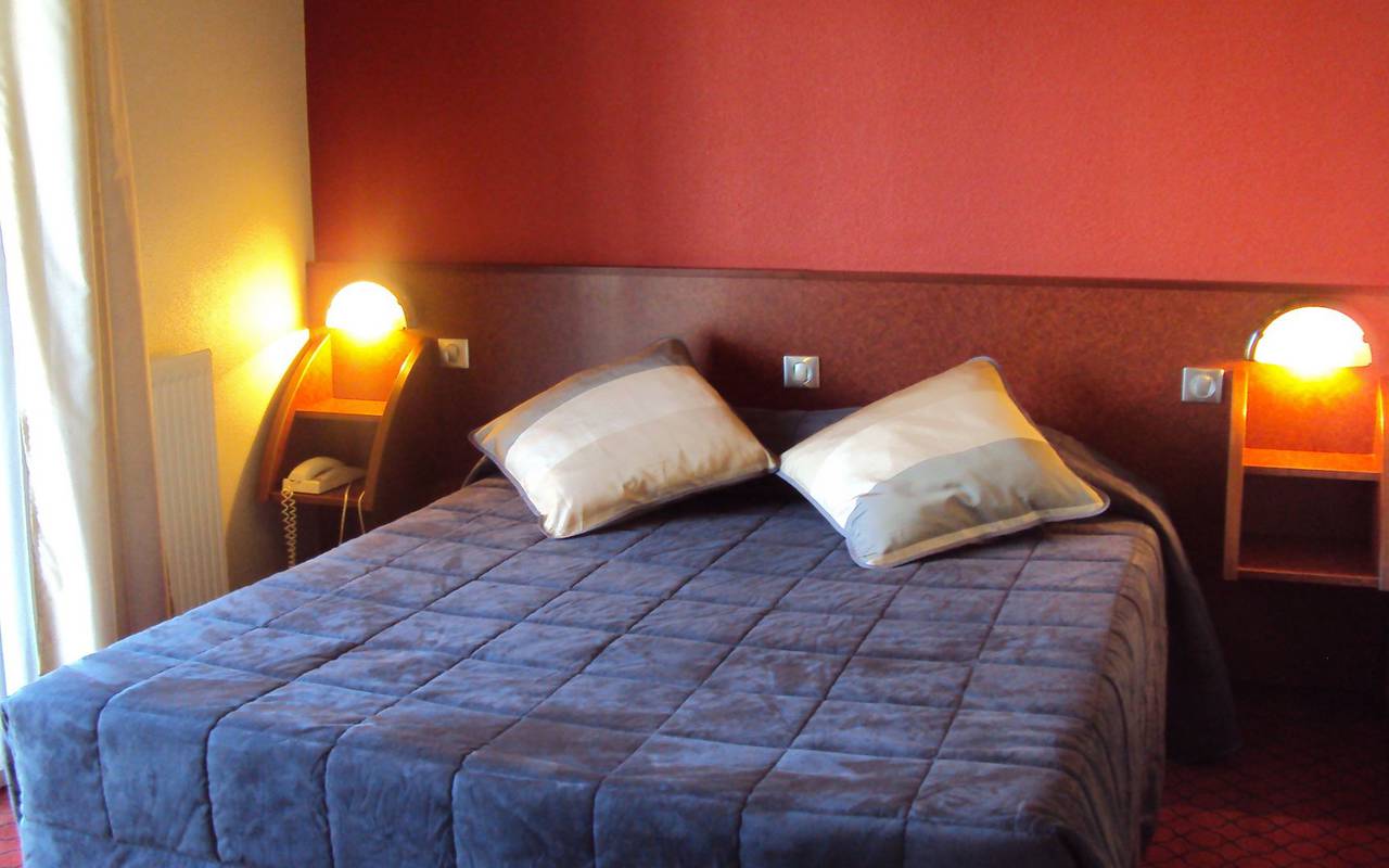 Comfortable double bed in the suite, hotel restaurant occitanien Hotel La Solitude.