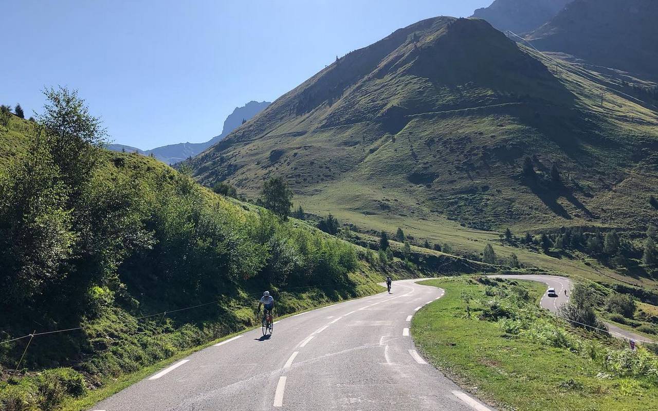 Circuite à vélo dans les belles montagnes des Pyrénées, vacances hautes pyrénées, Hôtel La solitude.