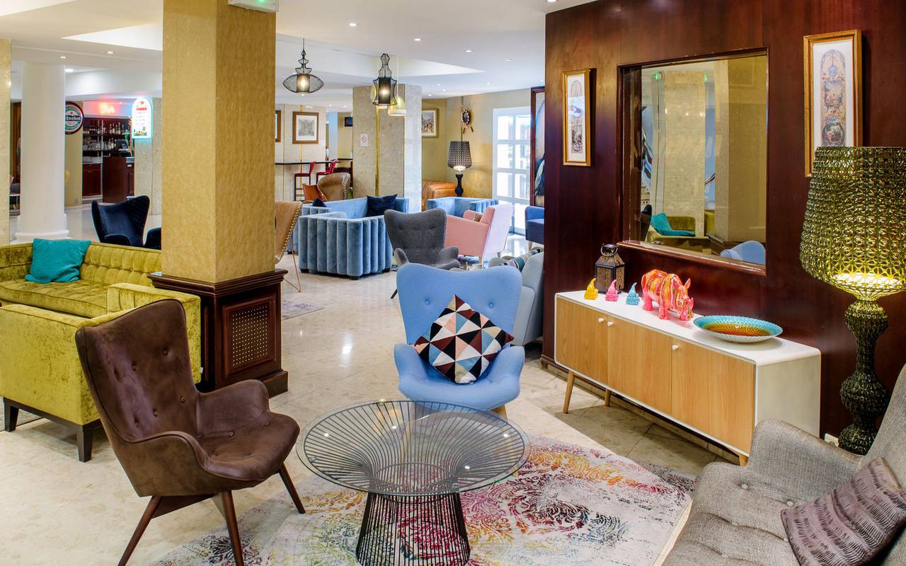 Réception spacieuse avec personnel chaleureux, souriant et accueillant, hotel lourdes avec piscine, Hôtel La Solitude.