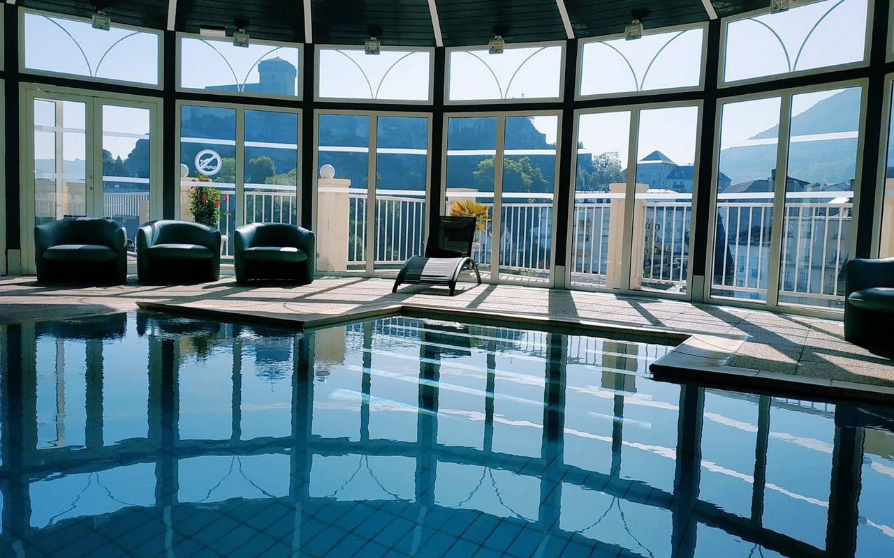 Piscine avec vue sur les montagnes et la nature environnante, piscine pyrenees, Hôtel La Solitude.