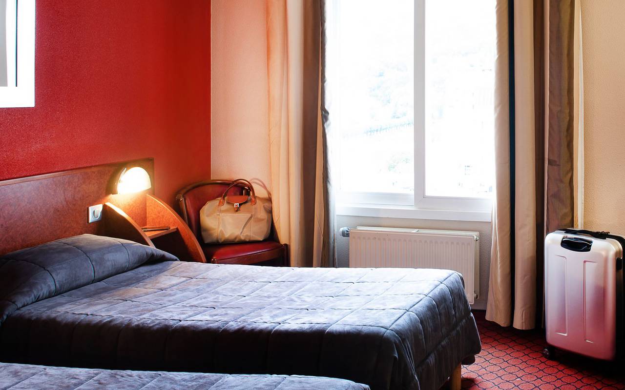 Chambre twin avec deux lits simples très bien équipée, hotel international lourdes, Hôtel La Solitude.