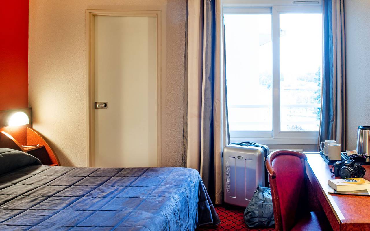 Chambre individuelle lumineuse et avec bureau, hotel avec piscine hautes pyrenees, Hôtel La Solitude.