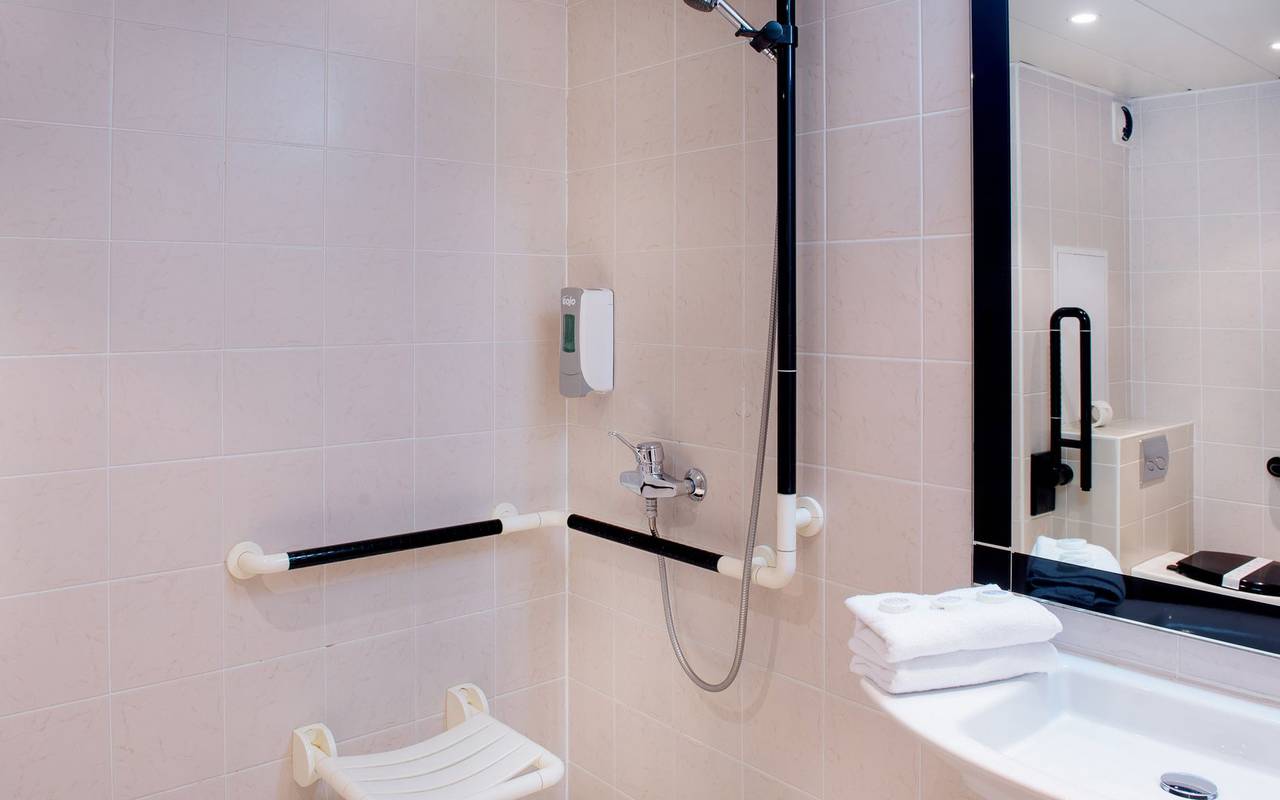 Salle de bain dans la chambre pour personne à mobilité réduite, sejour bien etre occitanie, Hôtel La Solitude.